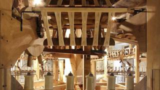 Detalle de las extraordinarias máquinas con las que se hacían los hilos de seda en Piemonte