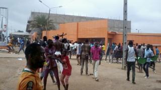 Des manifestants devant une agence de la CIE à Bouaké, le 22 juin 2016.