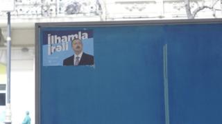 Предвыборный плакат действующего президента.