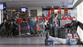 Passengers stranded during Chile airport strike, 17 Dec 2015
