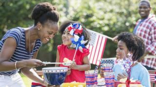 Famiglia che festeggia insieme il Giorno dell'Indipendenza