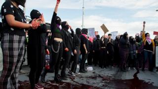 25 Ocak günü Meksika'da kadın cinayetlerine karşı yüzlerce kişi bir araya gelerek protesto gösterisi düzenledi