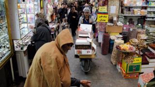 Иранцы делают покупки на базаре в Тегеране, Иран, 5 ноября 2018 года