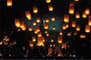 Globos de cantoya frente al templo Borodubur en Magelang, Indonesia.