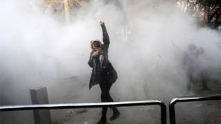گروهی از معترضان شعار «سوریه را رها کن، فکری به حال ما کن» سر داده اند؛ عده ای نیز خواهان کنار رفتن رهبر ایران از قدرت شدهاند