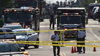investigadores y servicios de emergencia en Alexandria, Virginia.