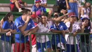 Los hinchas imitaron con sus manos el vuelo y la caída de un avión.