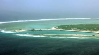Это с высоты птичьего полета города Санша на острове в спорном Парасельского цепи, которая в настоящее время Китай рассматривает часть провинции Хайнань на 27 июля 2012