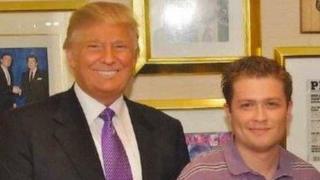 Trump e McConney sorriem para foto em ambiente fechado