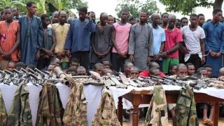Awọn aṣọ ọmọ ogun ti wọn gba lọwọ awọn afurasi naa