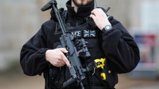 Вооруженный полицейский в Лондоне