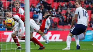 Mshambuliaji wa Tottenham Hotspurs akifunga bao lililoipatia ushindi timu yake dhidi ya Arsenal