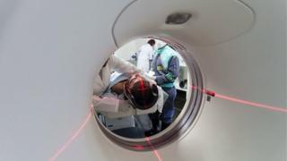 Des campagnes de financement participatif ont été créées pour aider les malades atteint du cancer à se soigner à l'étranger.