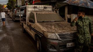 Auto cubierto en ceniza