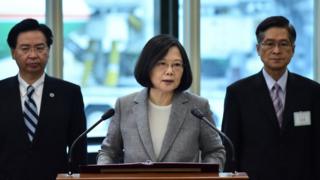 蔡英文(中)、吴钊燮(左)