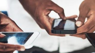 Caruurta isticmaasha internetka ayay tiradooda sii koradhay