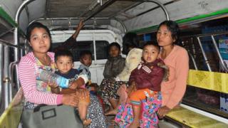 ထွက်ပြေးလာခဲ့ကြသူတွေထဲမှာ ကလေးတွေ ပါဝင်သလို အမျိုးသမီးတွေ၊ သက်ကြီးရွယ်အိုတွေလည်း ပါ၀င်ပါတယ်။