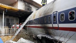 Самолет врезался в стену, отделяющую аэропорт от жилого района, а затем в дом