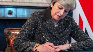 英国首相特里莎·梅签字,正式开始脱欧进程