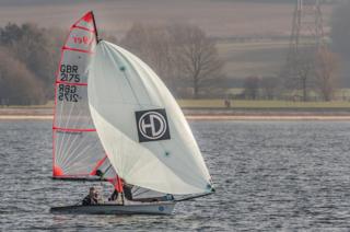 Sailing in the sun at at Farmoor reservoir