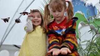 Dos niñas observan las mariposas en la sala de insectos vivos del Museo de Historia Natural de Londres.