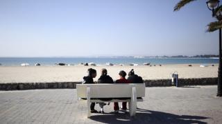Mujeres en una playa en Hammamet