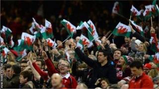 Y gêm heno fydd y pumed tro yng Nghaerdydd i Gymru chwarae ar nos Wener ym Mhencampwriaeth y Chwe Gwlad