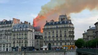 Notre Dame en llamas.