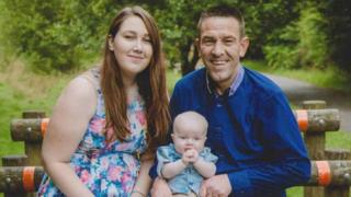 Neal Jex gyda'i ferch, Tanysha, a'i ŵyr, Charlie