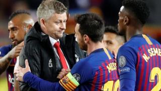 Umutoza Ole Gunnar Solskjaer wa Manchester United ahoberana na rutahizamu Lionel Messi wa Barcelone ubwo umukino wari urangiye