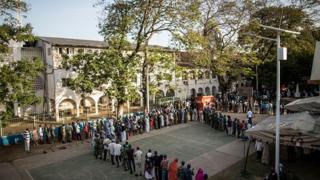Длинные очереди избирателей на избирательном участке в Гамбии