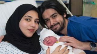 Al Matrooshi con su marido y su bebé