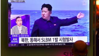 Un hombre ve a Kim Jong-un en la televisión
