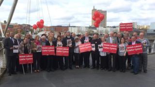Ymgyrchwyr Llafur yn y lansiad yng Nghasnewydd ddydd Llun