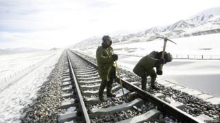 Los hombres construyen ferrocarril