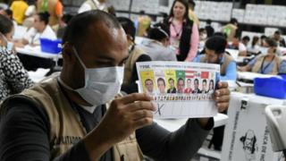 Hombre recuenta los votos en Honduras.