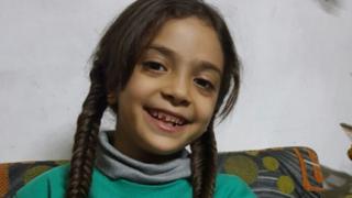 Bana Alabed, de 7 años, sonríe a la cámara.