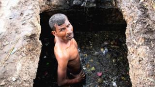 सीवर में काम करता मज़दूर