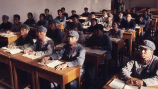 1971年,北京大學正在上課的學生。