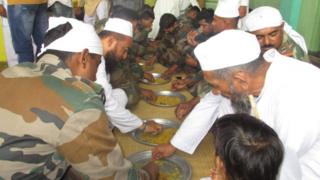 बिरयानी खाते सैनिक और स्थानीय लोग