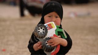Criançasegura carrinho de brinquedo em campo de refugiados de Al-Hol, na Síria