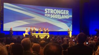 Nicola Sturgeon yn annerch y gynhadledd