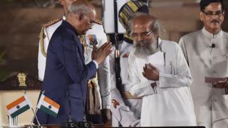 ષડંગી અને રાષ્ટ્રપતિ એકબીજાને અભિવાદન કરતાં