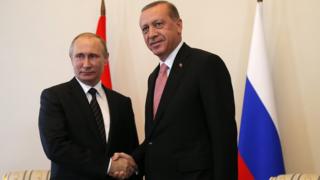 Президент Владимир Путин (слева) пожимает руку турецкому коллеге Реджепу Тайипу Эрдогану в Санкт-Петербурге