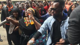 Des milliers de personnes demandent le départ de Mugabe