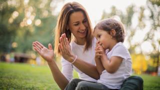 Mujer con un niño en un jardín