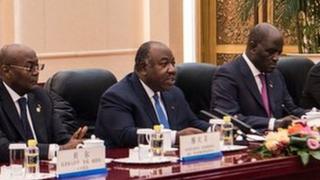 Perezida Ali Bongo Ondimba, akikijwe n'abafasha be.