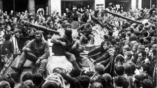 Người dân Prague xúm quanh xe tăng Liên Xô hôm 21/8/1968. Quân đội Liên Xô và năm quốc gia tham dự Hiệp ước Warsaw trấn áp cải cách được gọi là 