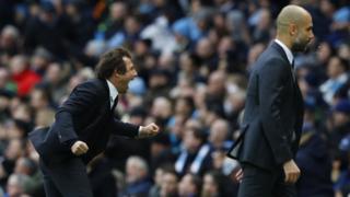 Huấn luyện viên Chelsea Antonio Conte ăn mừng bàn thứ ba, trong lúc Pep Guardiola của Manchester City thất vọng