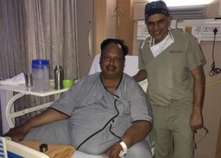 DK. Muffazal Lakdawala, kulia ,pamoja na Inspekta Daulatram Jogawat